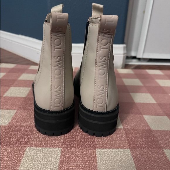 Toms Dakota boot size 7.5 Brand New without the box color light beige - Picture 3 of 4